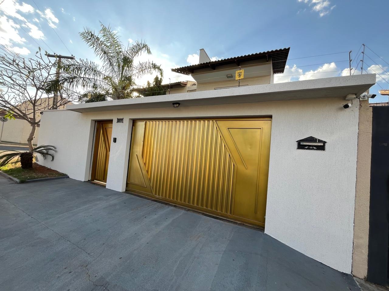 Sobrado de Luxo no Parque Anhanguera - 3 Quartos sendo 2 Suítes - 4 Vagas