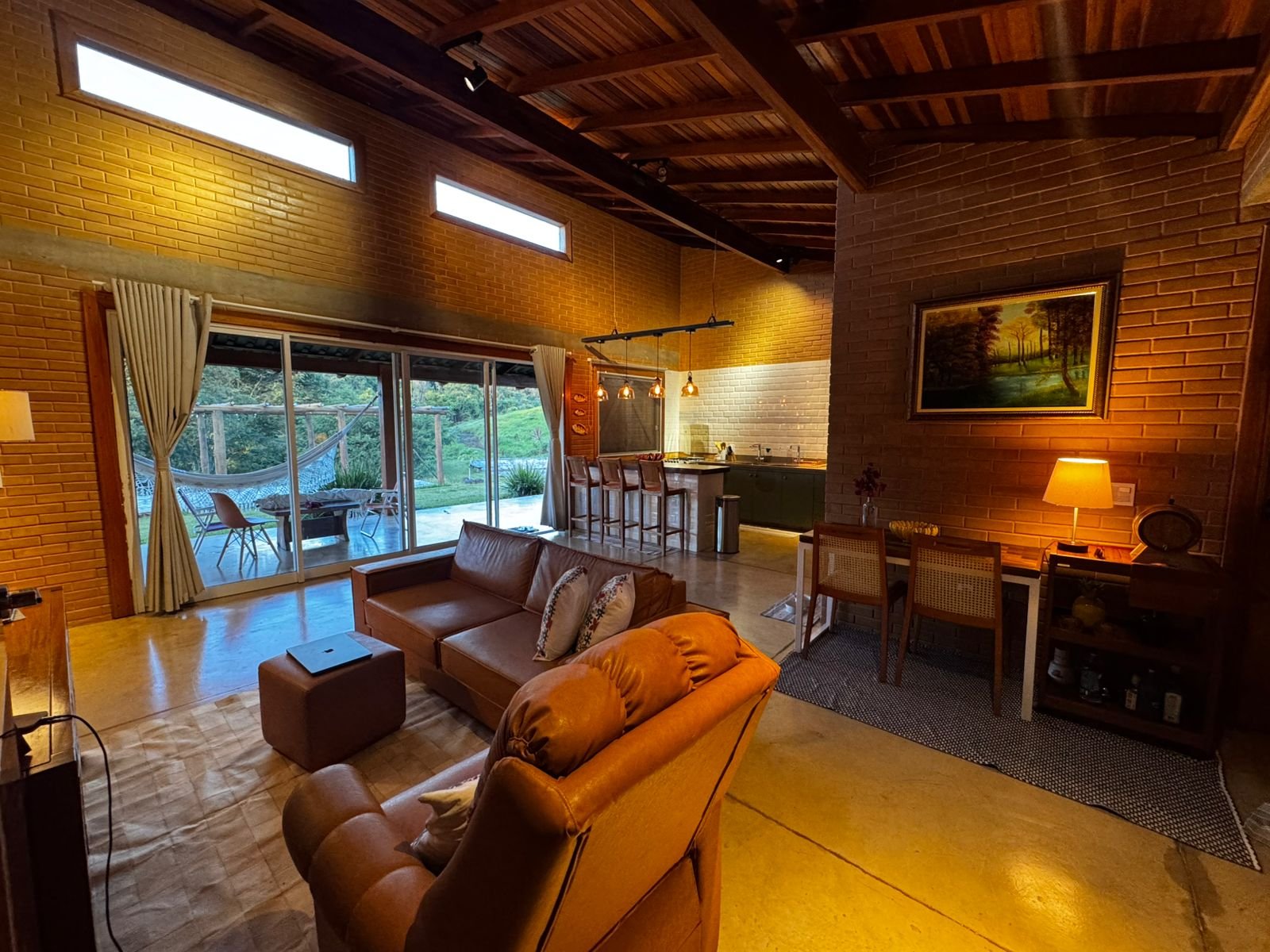 Magnífico Sítio 23.000m² em Pirenópolis - 2 Casas, Córrego e Infraestrutura Completa