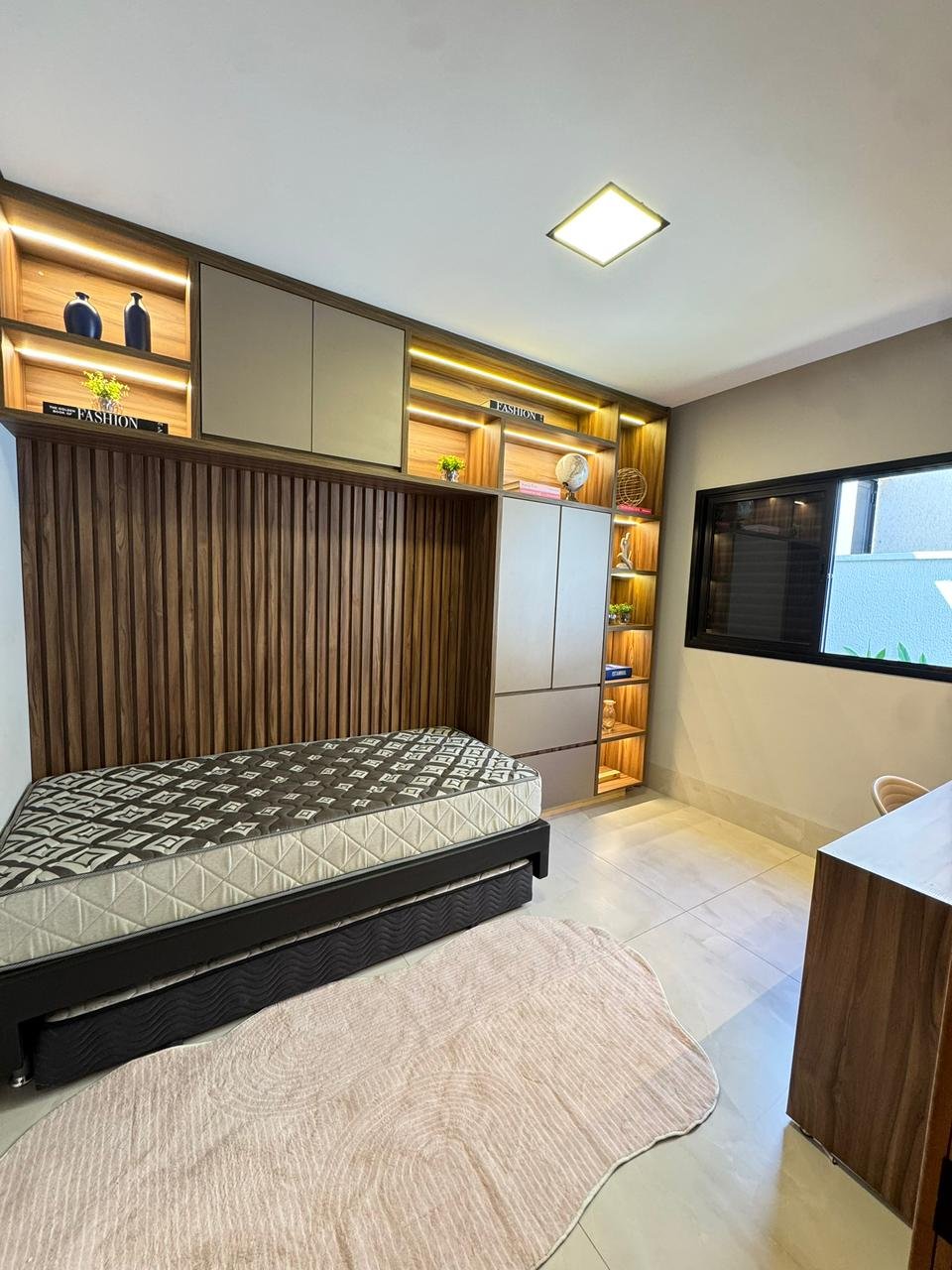 Casa de Luxo Mobiliada com Projeto Assinado - Condomínio Parque Ville Jacarandá