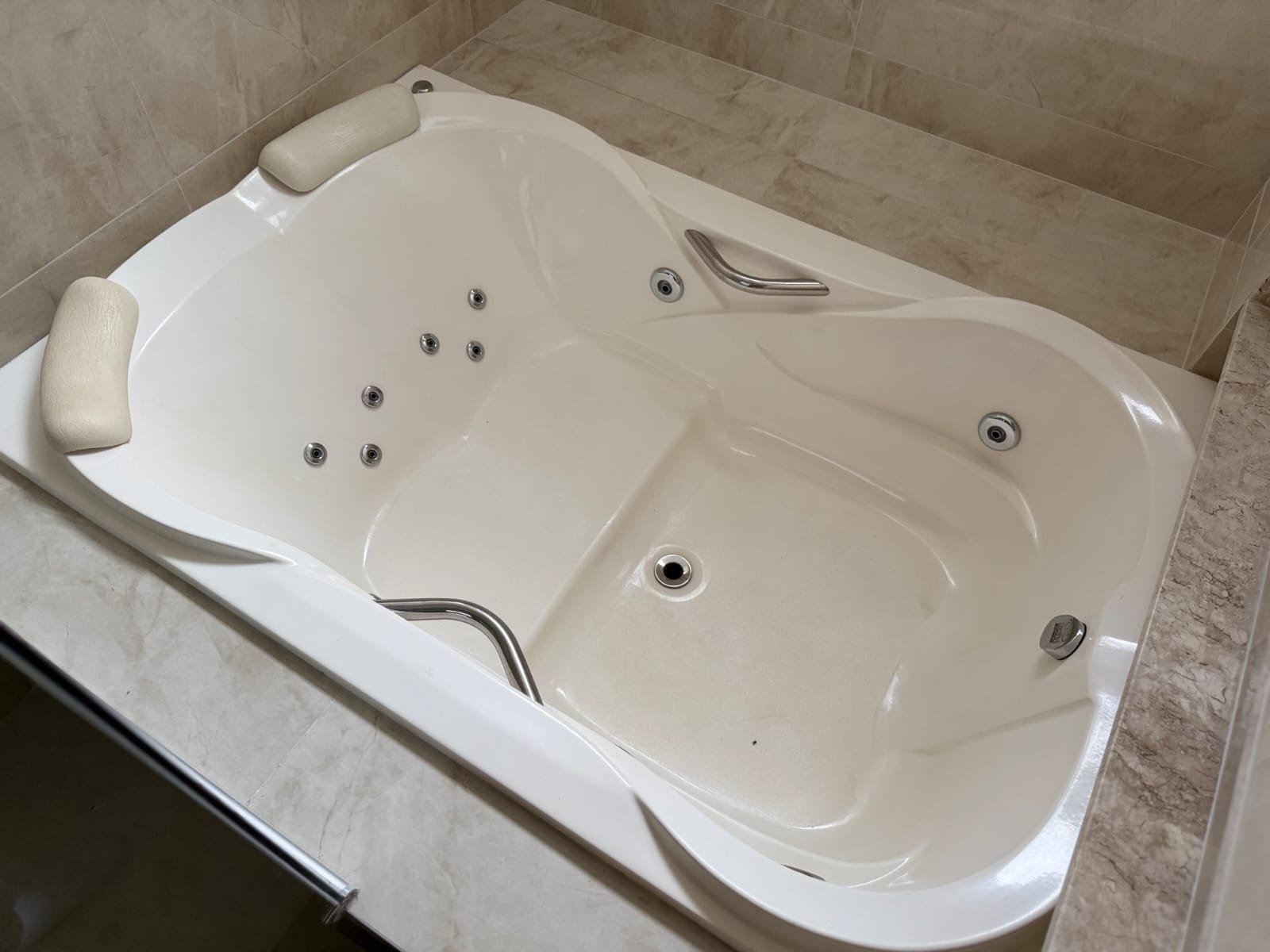 Sobrado de Luxo no Portal do Sol I - 4 Suítes com Piscina