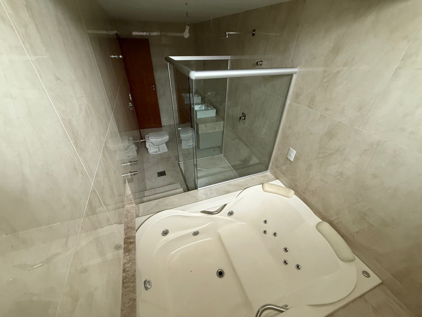 Sobrado de Luxo no Portal do Sol I - 4 Suítes com Piscina