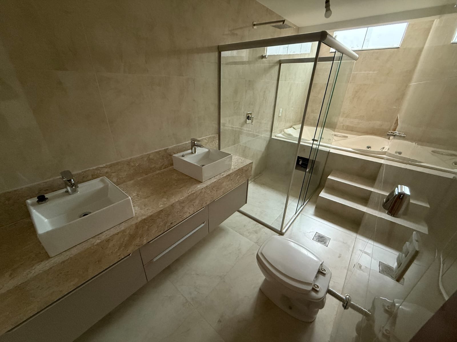 Sobrado de Luxo no Portal do Sol I - 4 Suítes com Piscina