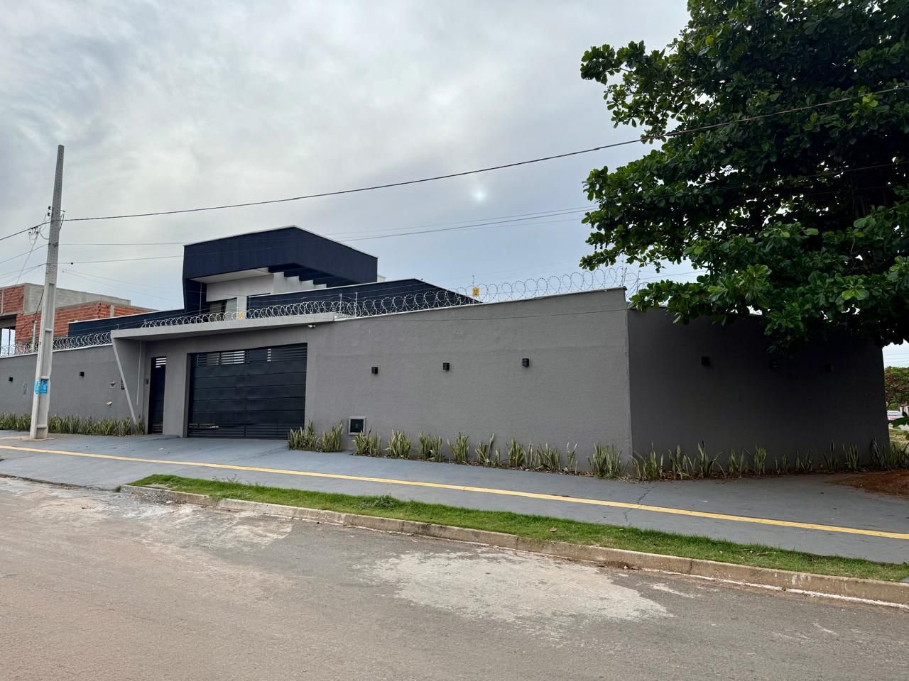 Casa Semi-Nova Totalmente Mobiliada no Papillon Park - Lote de Esquina 407m²