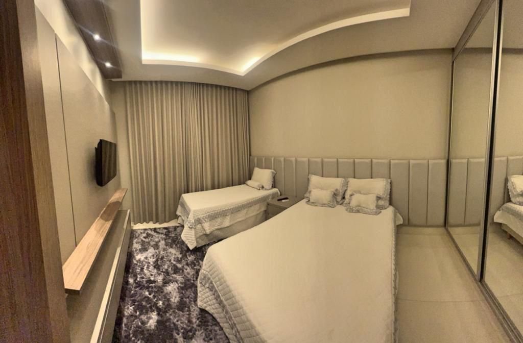 Sobrado de Alto Padrão com 5 Suítes e Piscina Aquecida - Garavelo