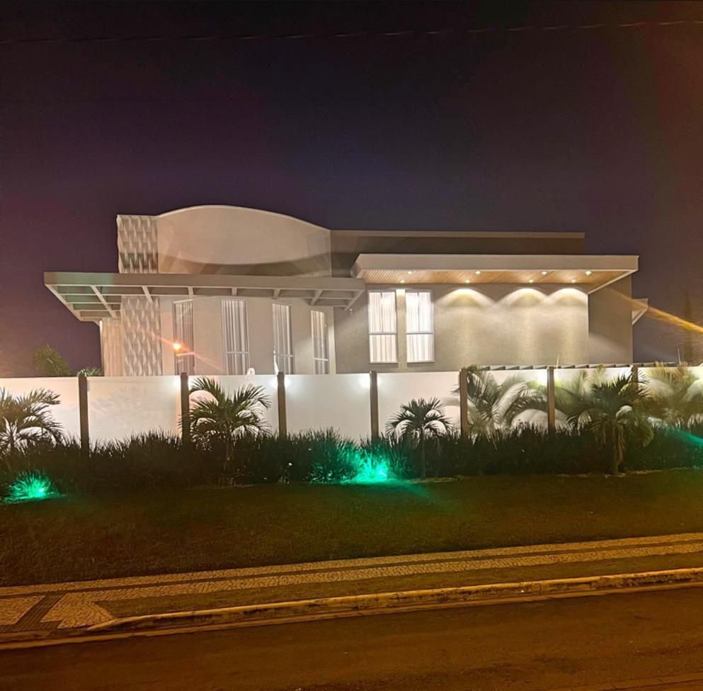 Sobrado de Alto Padrão com 5 Suítes e Piscina Aquecida - Garavelo