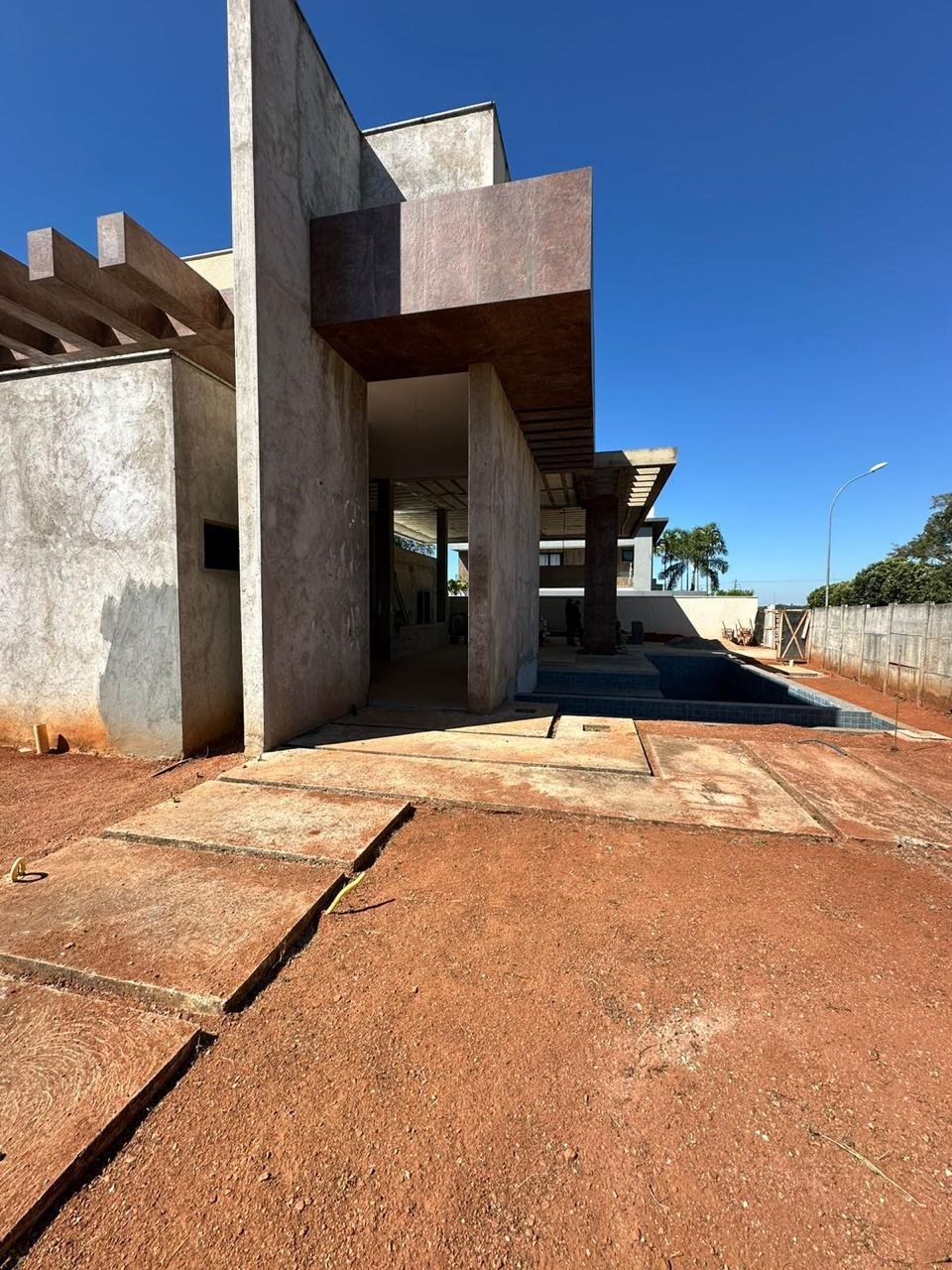 Casa Luxuosa em Construção - 4 Suítes com Área Gourmet e Piscina