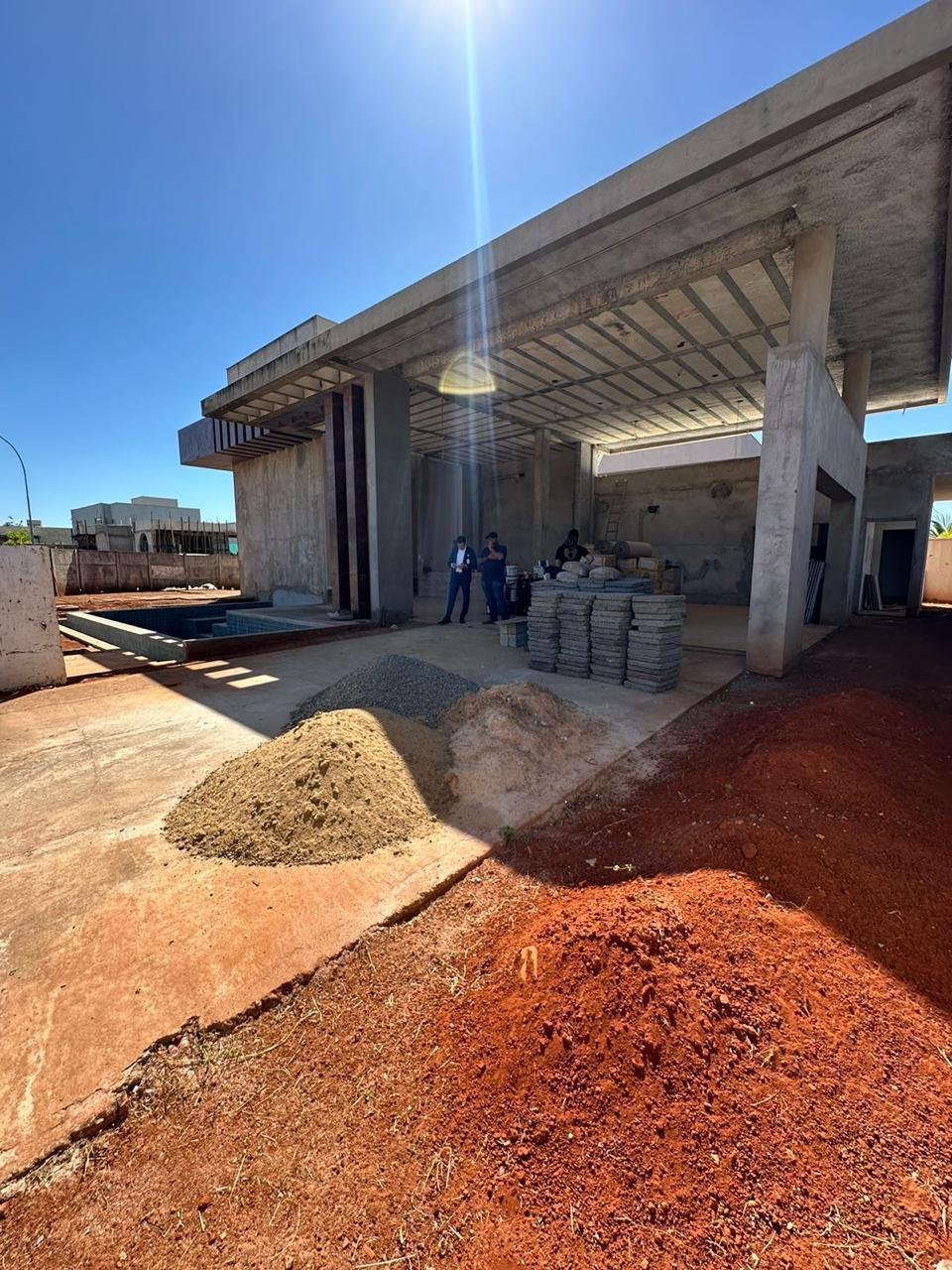 Casa Luxuosa em Construção - 4 Suítes com Área Gourmet e Piscina