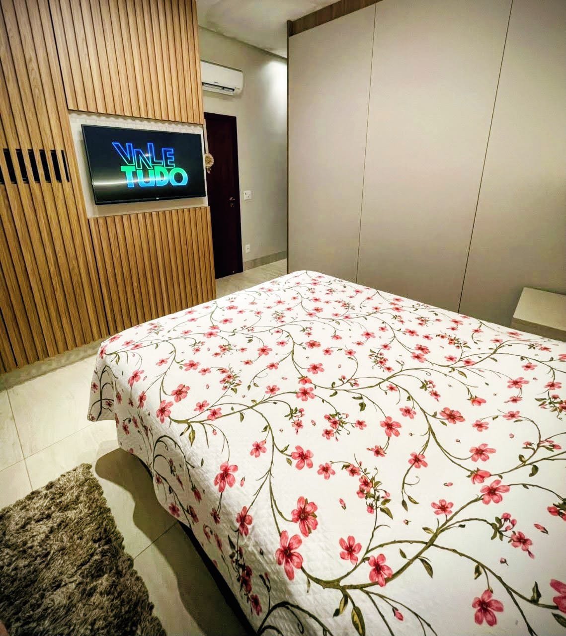 Sobrado Exclusivo 3 Suítes com Piscina, SPA e Energia Solar - 510m² de Terreno