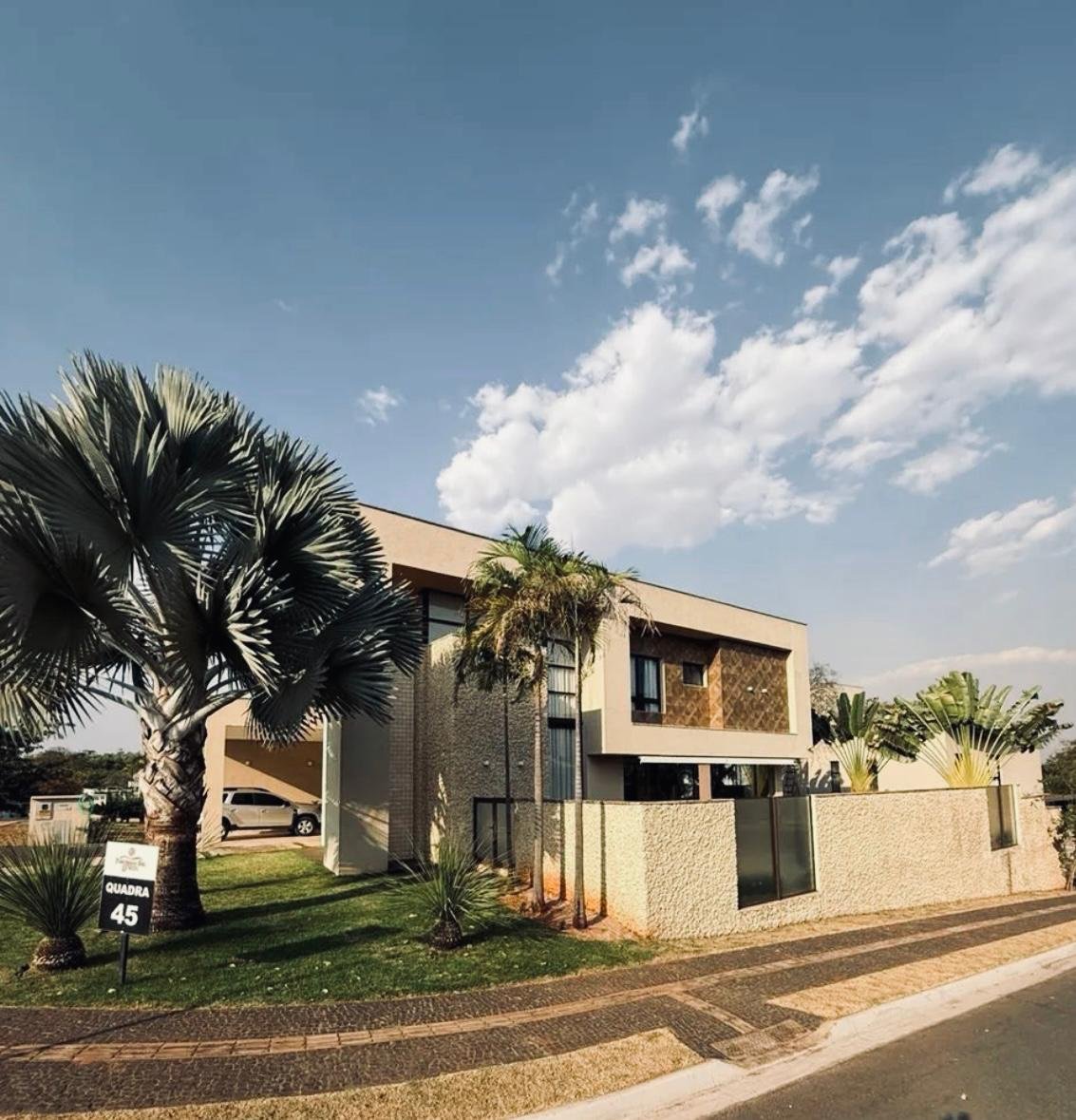 Sobrado Exclusivo 3 Suítes com Piscina, SPA e Energia Solar - 510m² de Terreno