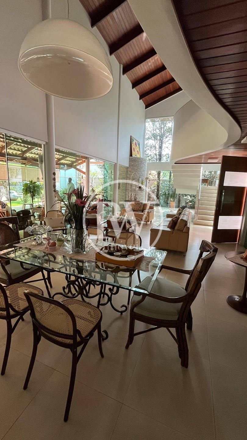 Sobrado de alto padrão à venda em Goiânia – 343m², 4 suítes com closet