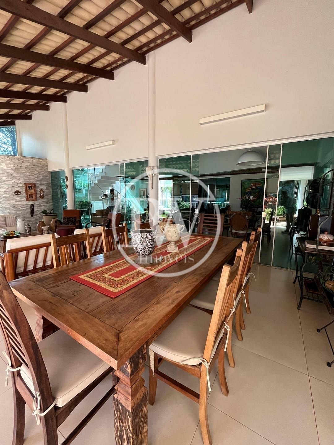 Sobrado de alto padrão à venda em Goiânia – 343m², 4 suítes com closet