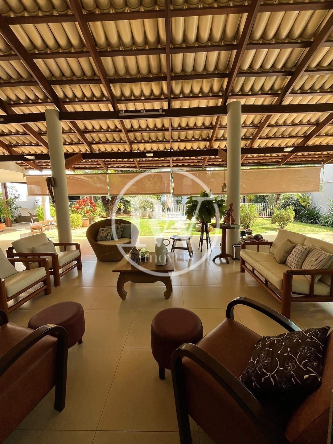 Sobrado de alto padrão à venda em Goiânia – 343m², 4 suítes com closet