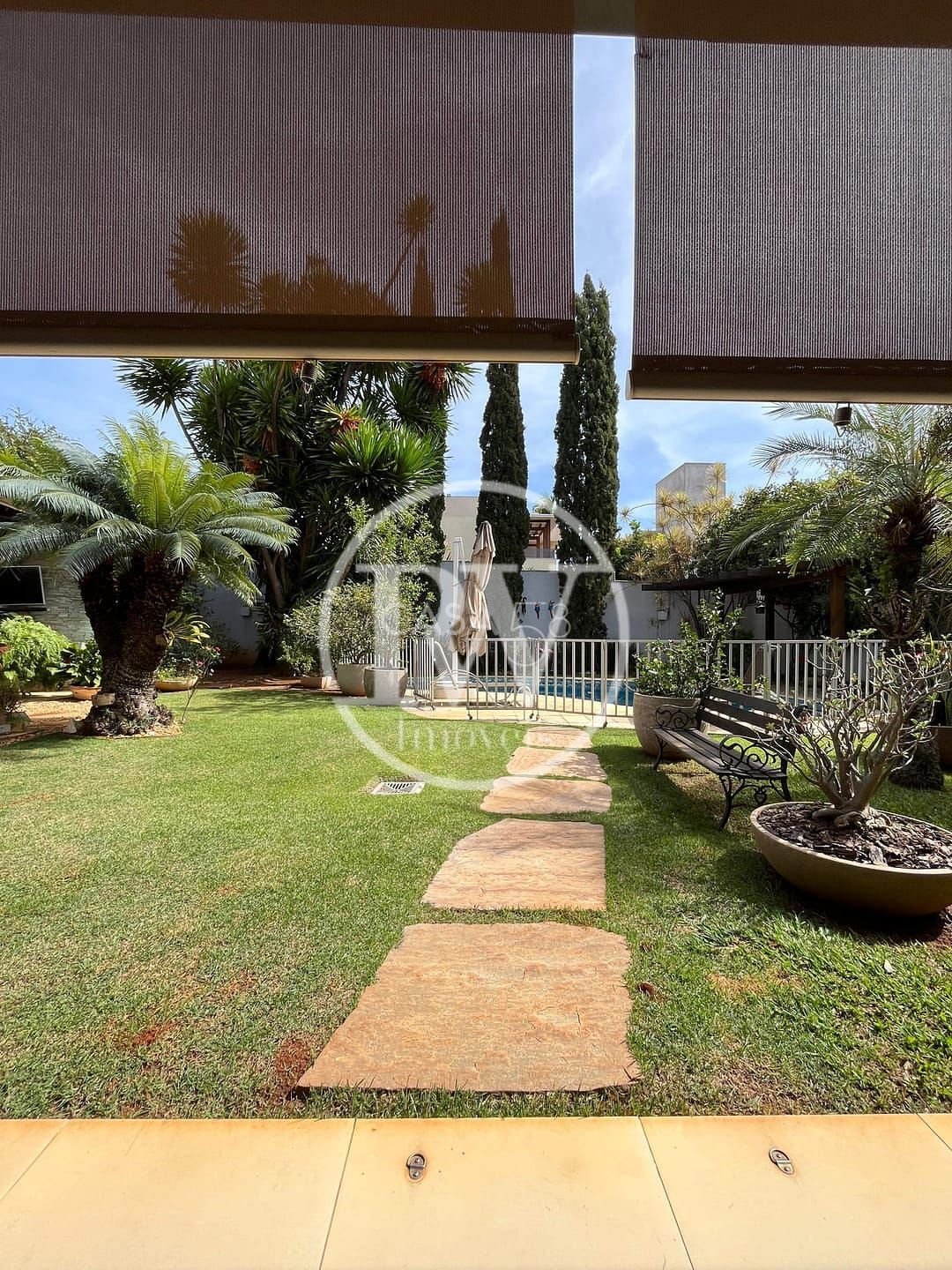 Sobrado de alto padrão à venda em Goiânia – 343m², 4 suítes com closet