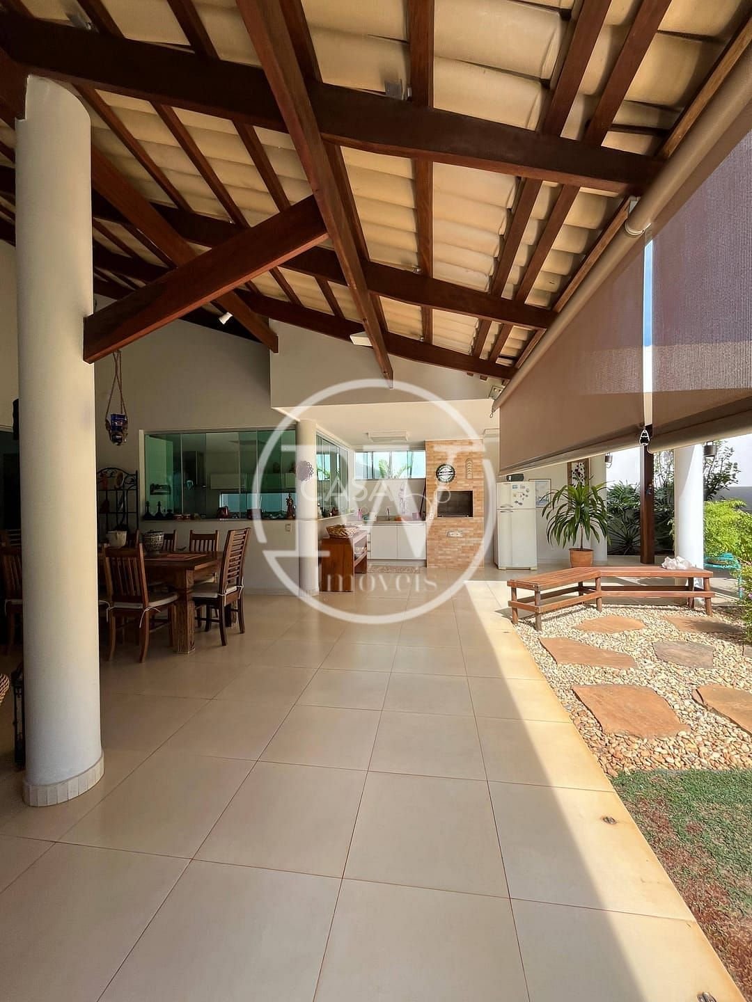 Sobrado de alto padrão à venda em Goiânia – 343m², 4 suítes com closet