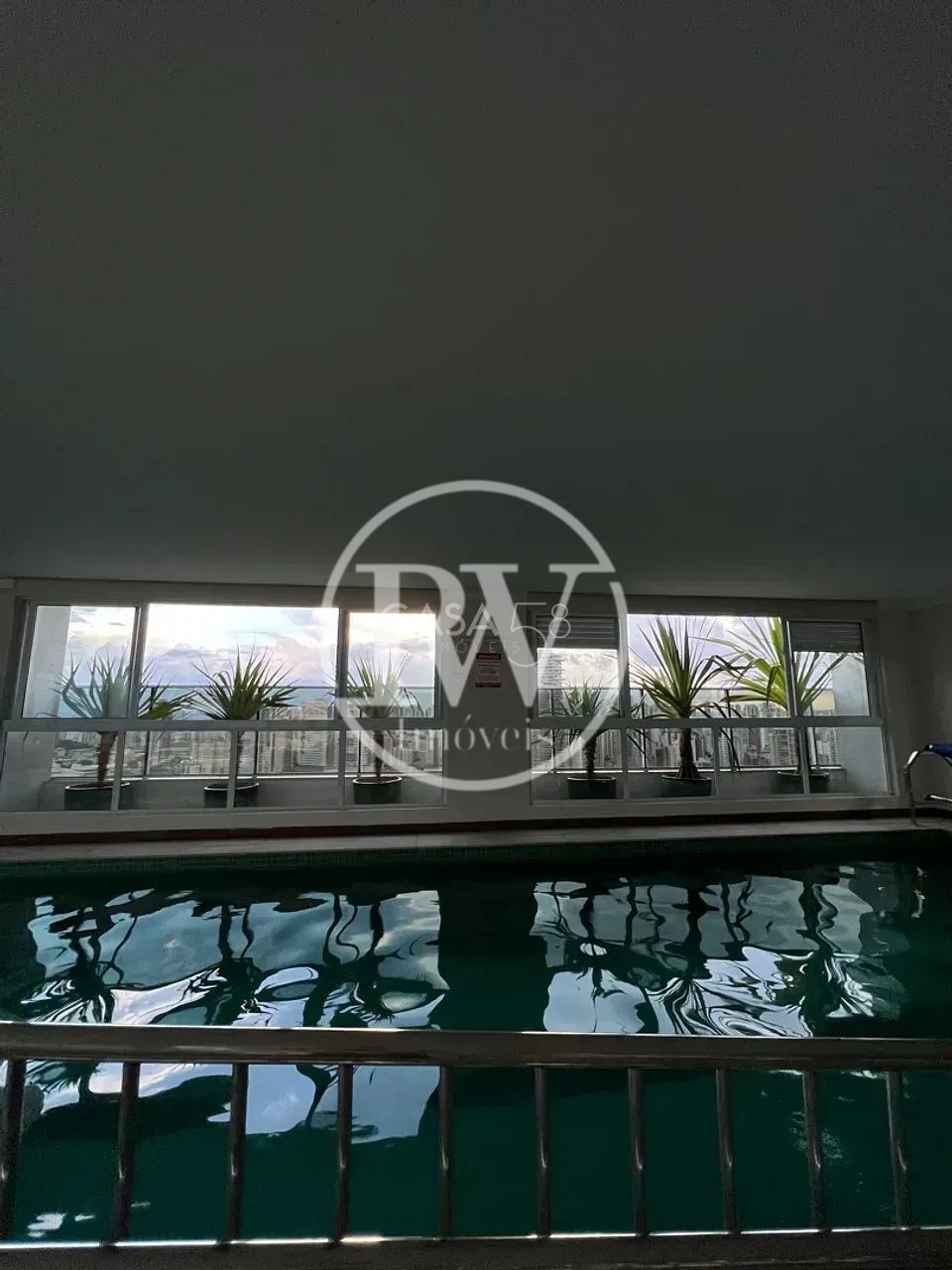 Apartamento duplex à venda vista para o Vaca Brava, Setor Bueno, Goiânia.