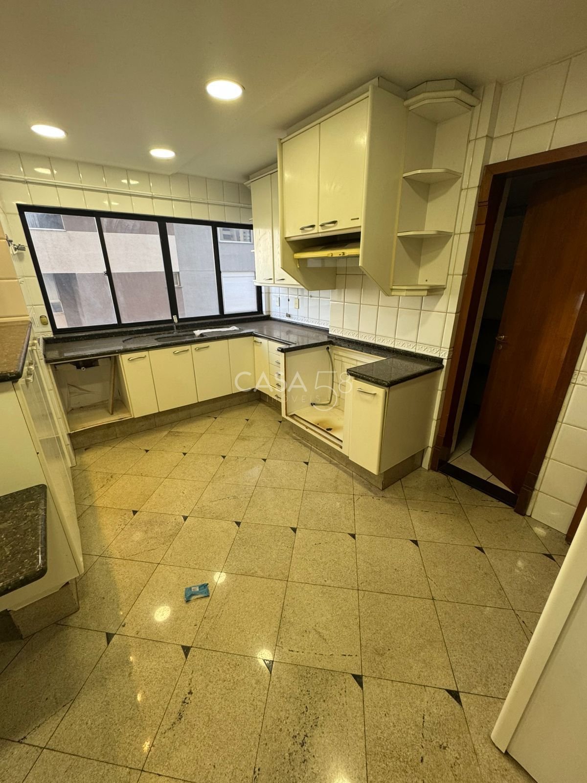 Apartamento à venda no Edifício Mares do Sul – 4 suítes, 182m², 3 vagas