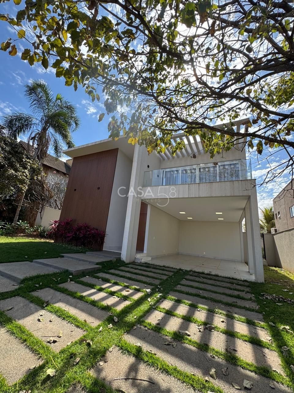 Sobrado de Luxo à Venda no Alphaville Araguaia - 5 suites - 2 lavabos - 403m²