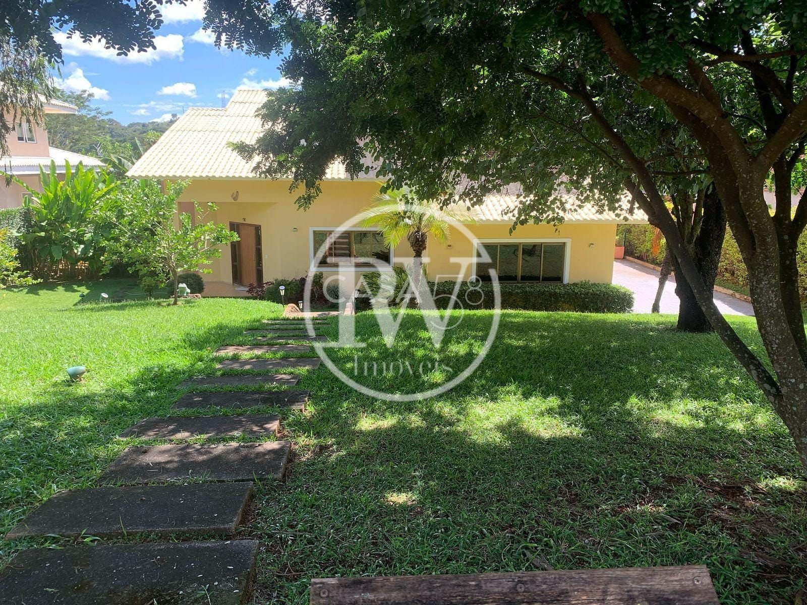 Terreno de 1.250 m² | 324 m² Construídos | 5 Suítes + Escritório