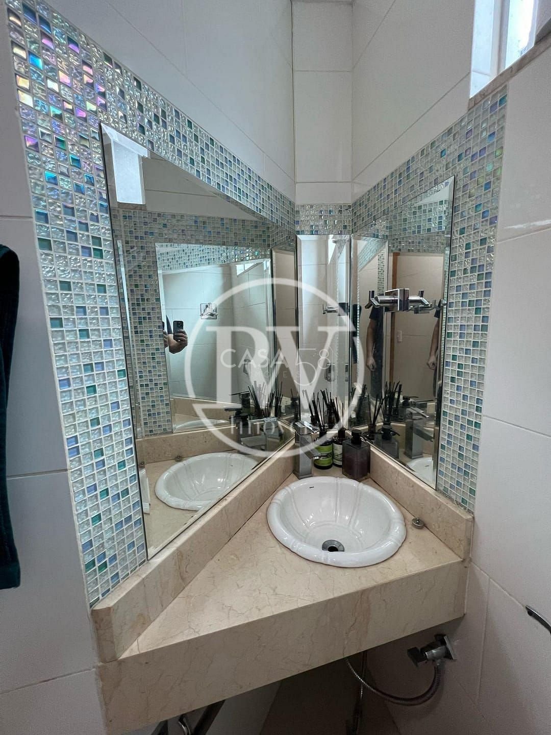 Casa à Venda no Jardim Planalto em Goiânia – 3 Quartos, Piscinas, Energia Solar