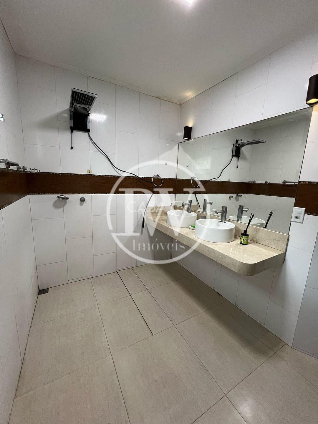 Casa à Venda no Jardim Planalto em Goiânia – 3 Quartos, Piscinas, Energia Solar