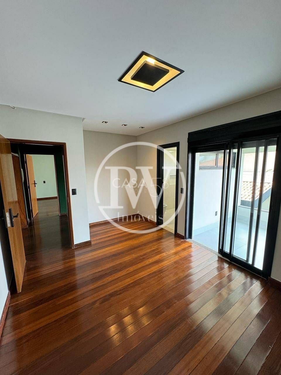 Sobrado de Alto Padrão à Venda – 4 Suítes – 340 m² Construídos – Cond. Completo