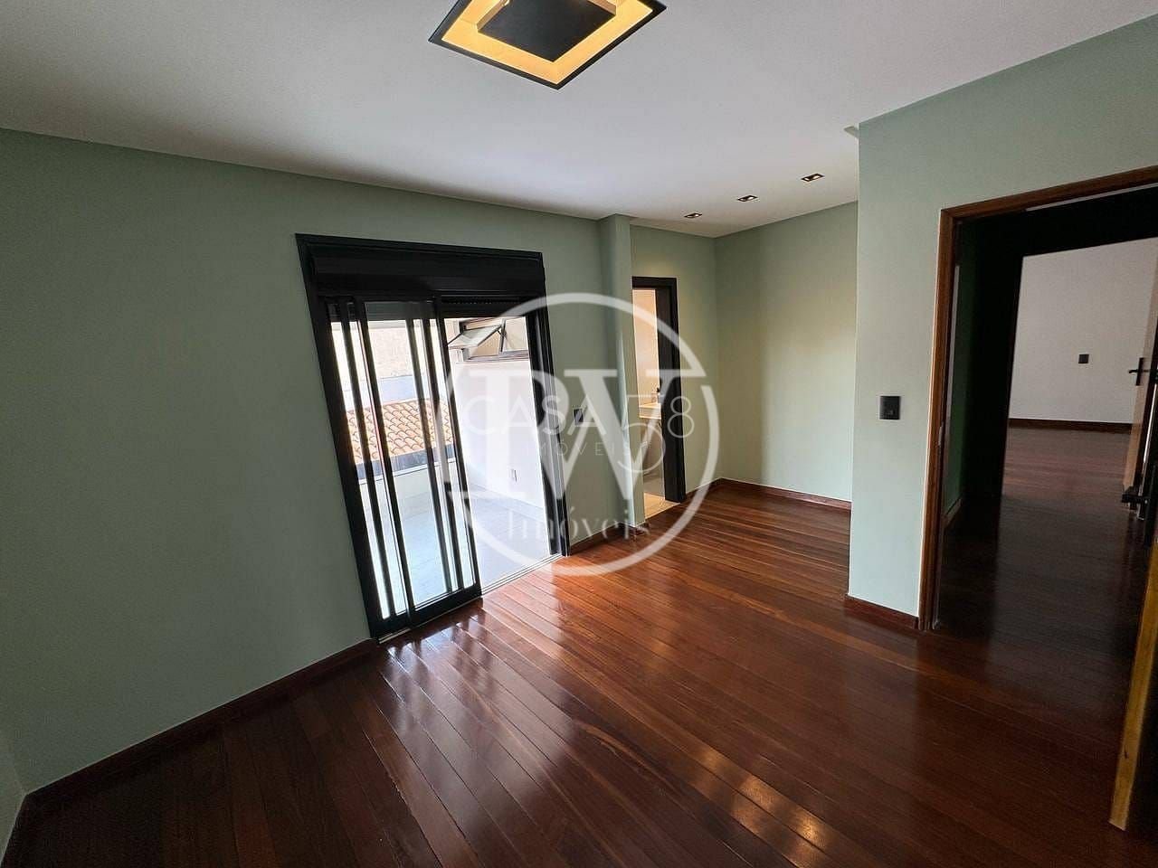 Sobrado de Alto Padrão à Venda – 4 Suítes – 340 m² Construídos – Cond. Completo