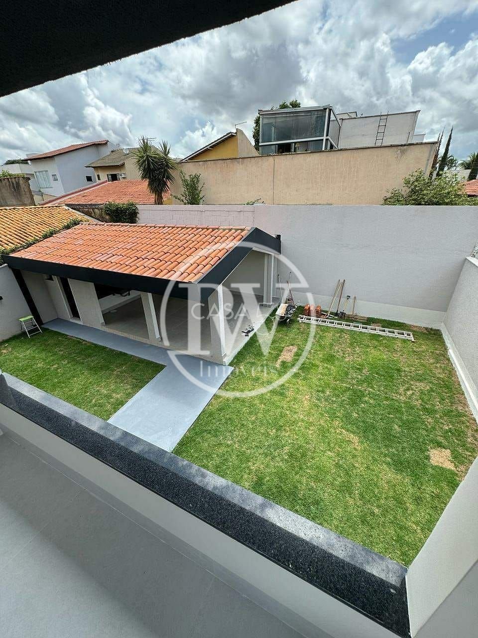 Sobrado de Alto Padrão à Venda – 4 Suítes – 340 m² Construídos – Cond. Completo