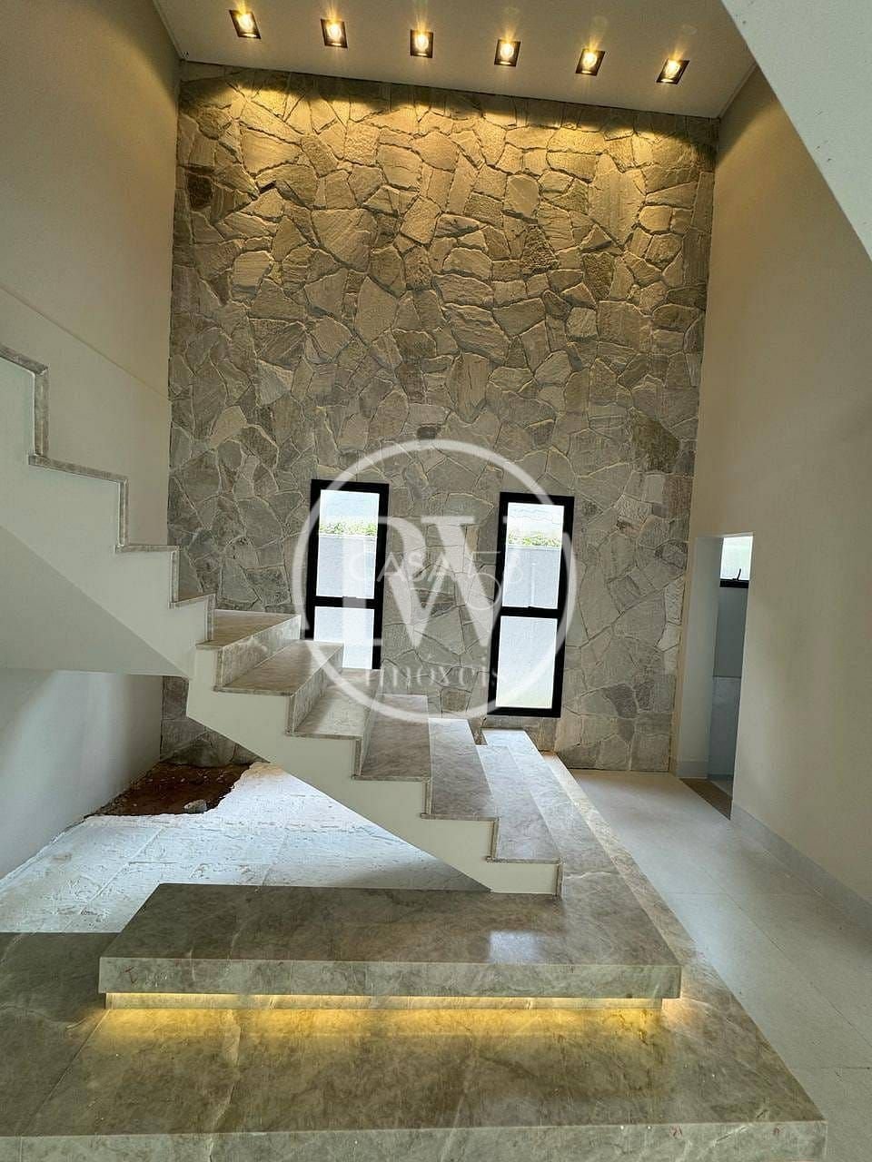 Sobrado de Alto Padrão à Venda – 4 Suítes – 340 m² Construídos – Cond. Completo