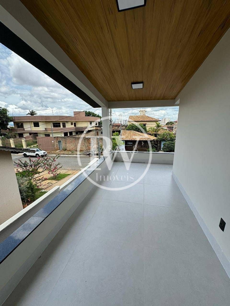 Sobrado de Alto Padrão à Venda – 4 Suítes – 340 m² Construídos – Cond. Completo