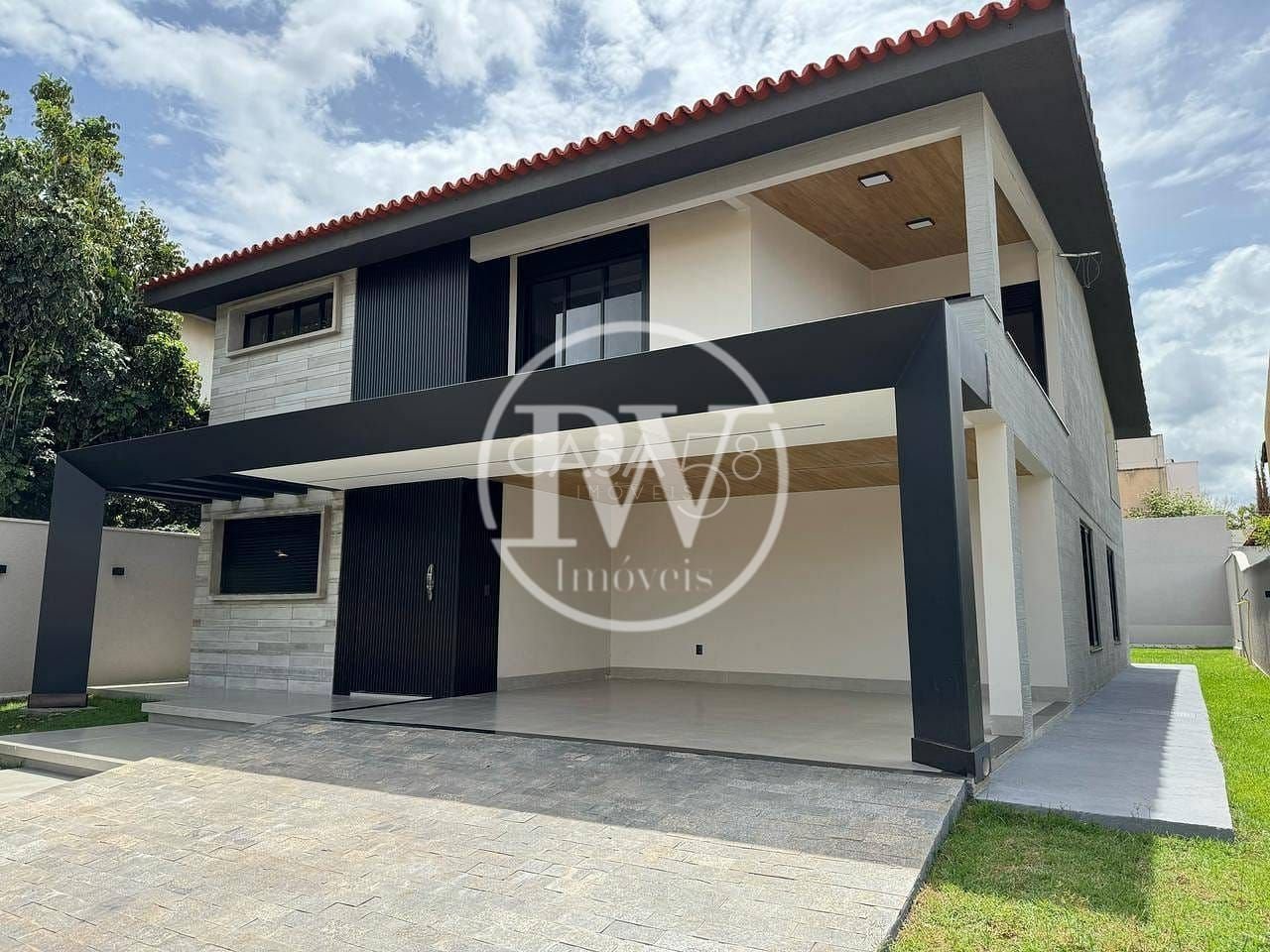 Sobrado de Alto Padrão à Venda – 4 Suítes – 340 m² Construídos – Cond. Completo