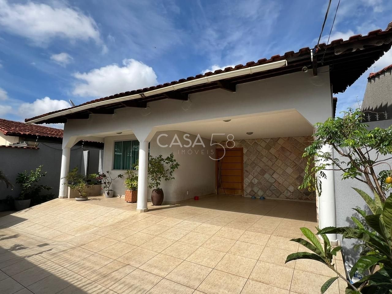Casa à venda com 3 quartos, suíte com closet, piscina e energia solar