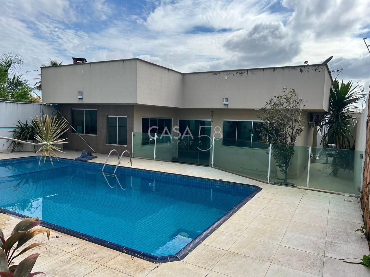 Casa à venda com 3 quartos, suíte com closet, piscina e energia solar