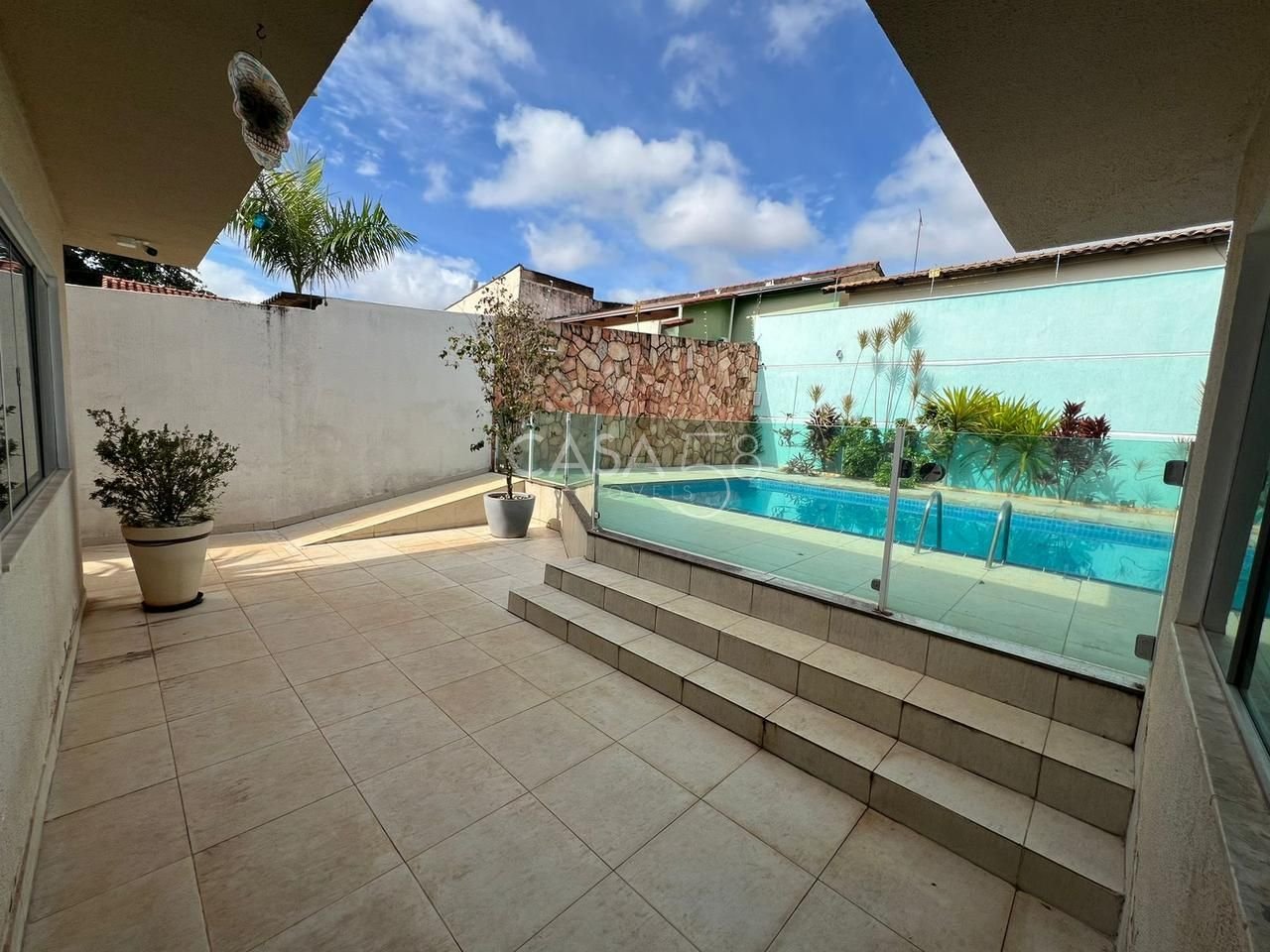 Casa à venda com 3 quartos, suíte com closet, piscina e energia solar