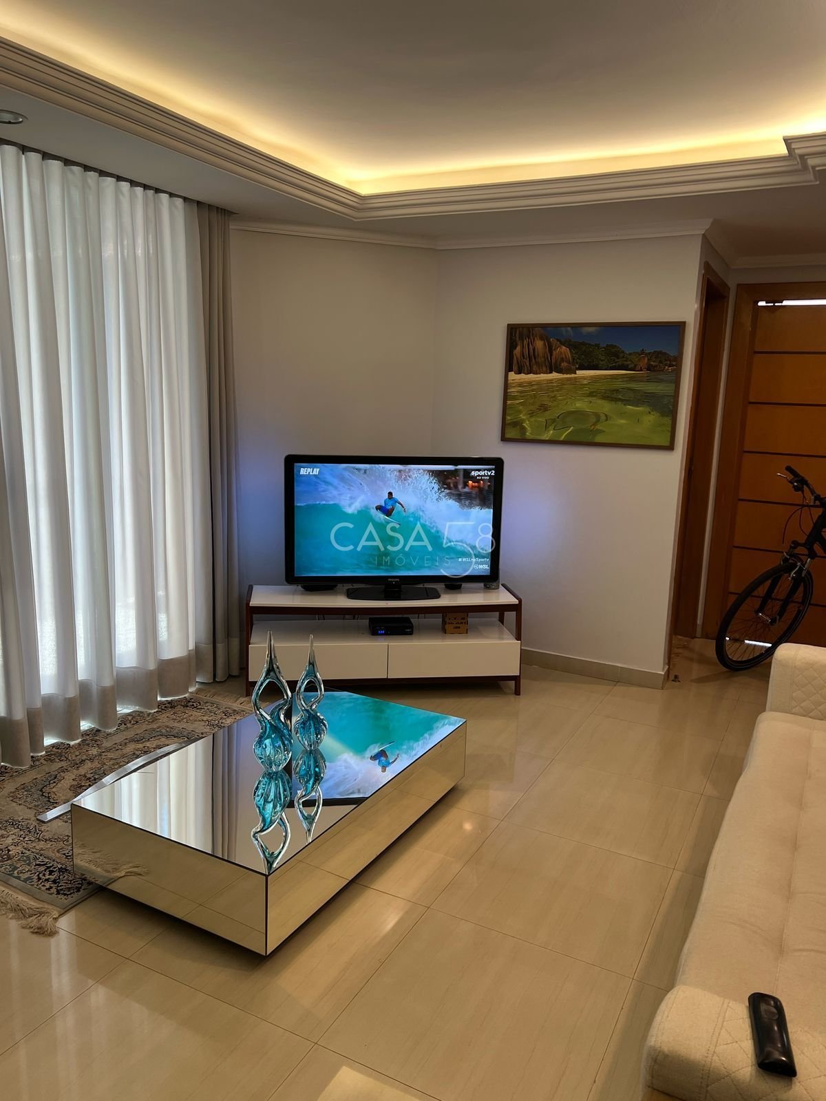 Casa à venda com 3 quartos, suíte com closet, piscina e energia solar