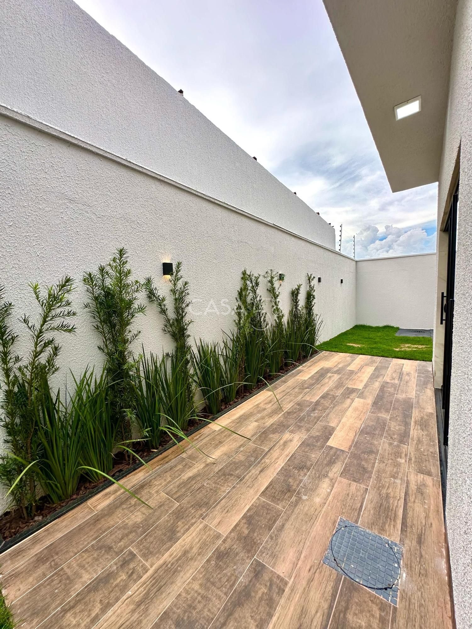 Casa moderna à venda no Residencial Monte Cristo – 3 quartos, suíte, quintal