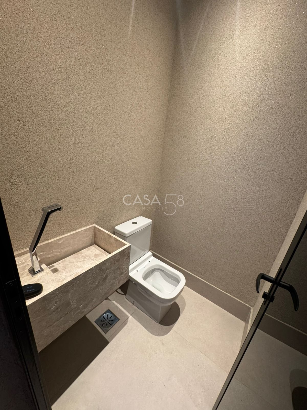 Sobrado à Venda no Jardins Capri – Alto Padrão, 4 Quartos 3 Suítes, Piscina