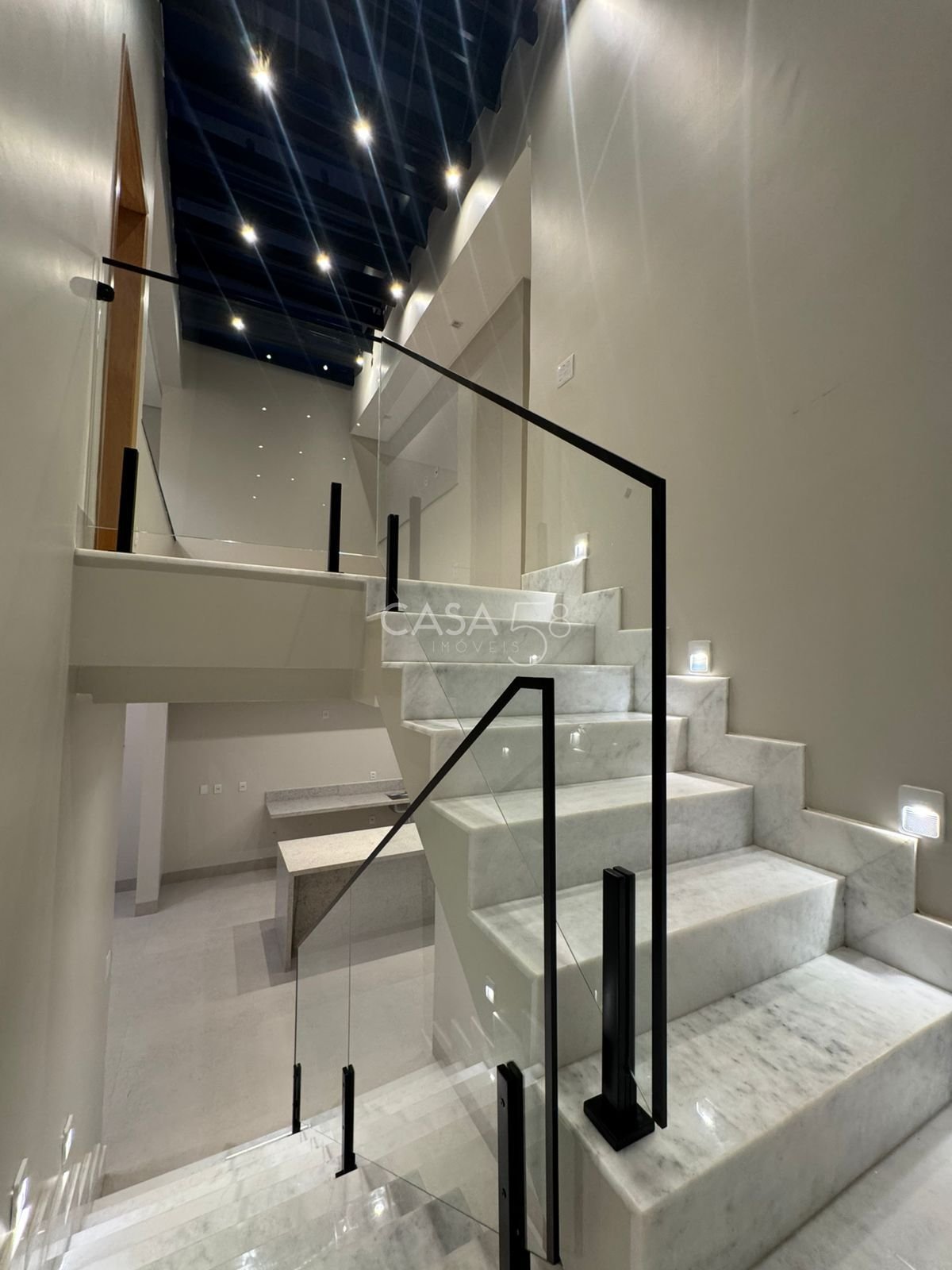 Sobrado à Venda no Jardins Capri – Alto Padrão, 4 Quartos 3 Suítes, Piscina