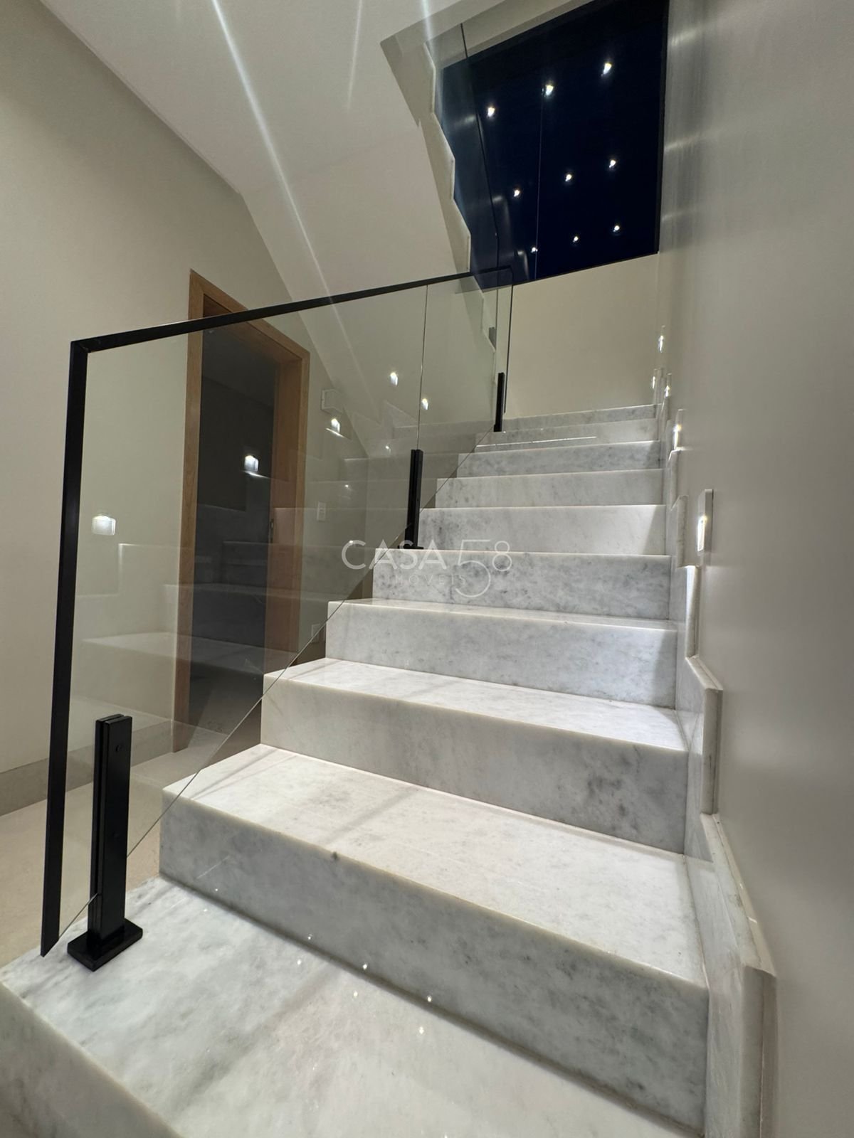 Sobrado à Venda no Jardins Capri – Alto Padrão, 4 Quartos 3 Suítes, Piscina