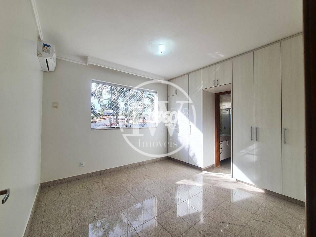 Sobrado à venda, 4 quartos sendo 4 suites, Jardins Milão, Goiânia, GO