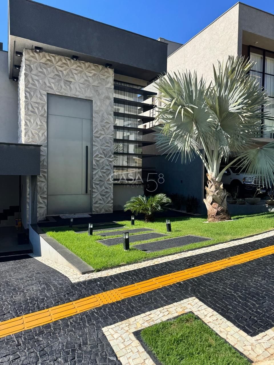 Sobrado de Alto Padrão Semi Mobiliado à Venda com 3 Suítes, Piscina Aquecida