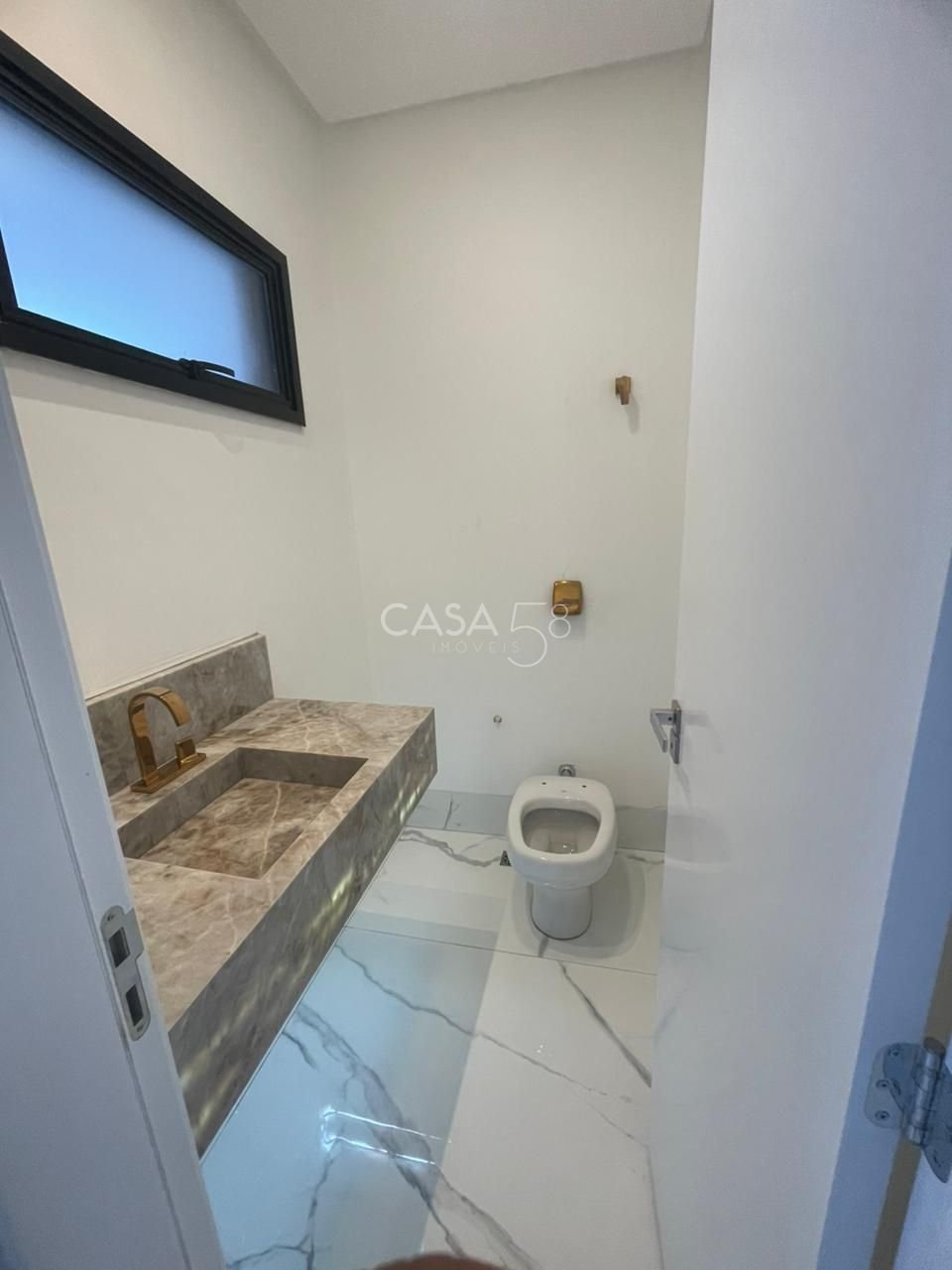 Casa de Alto Padrão com 4 Suítes e 235m², Portal do Sol Garden, Varanda