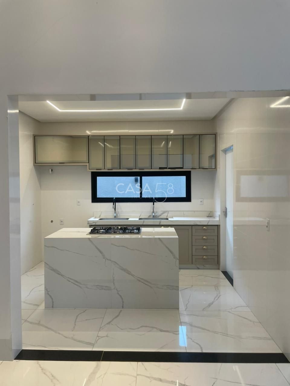 Casa de Alto Padrão com 4 Suítes e 235m², Portal do Sol Garden, Varanda