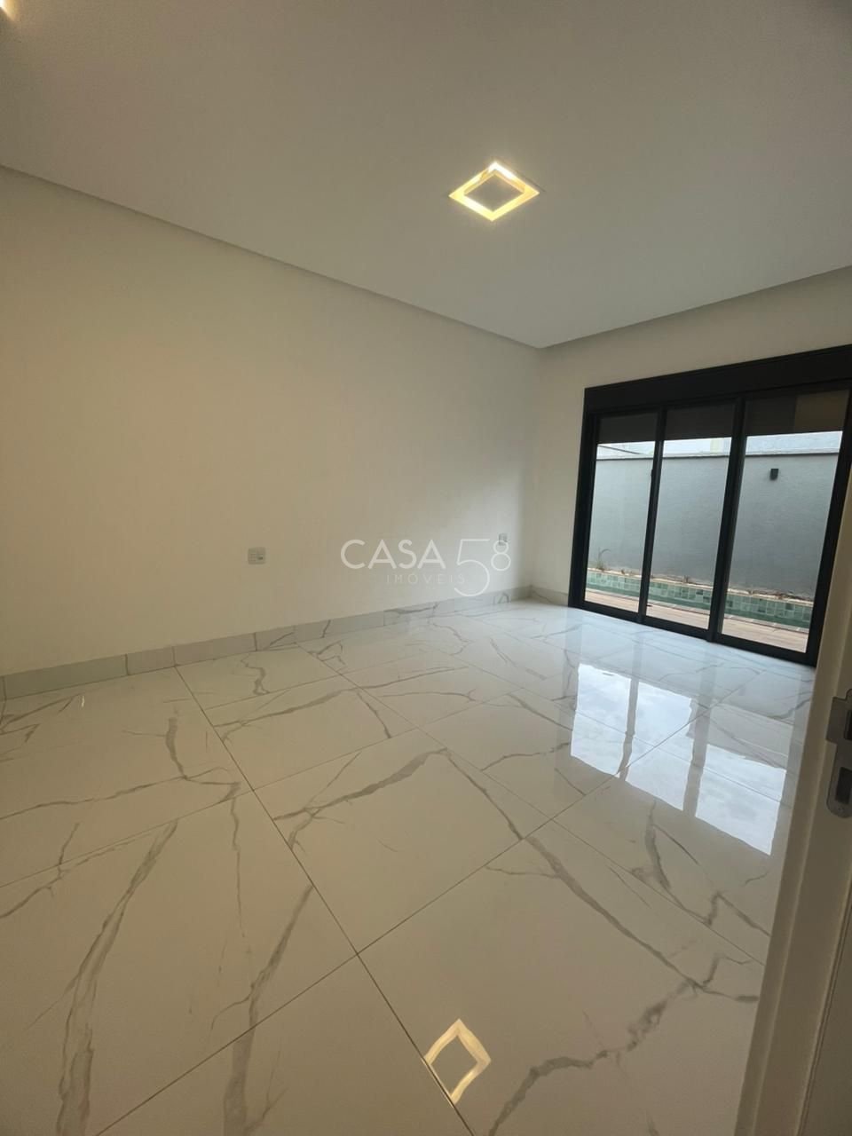 Casa de Alto Padrão com 4 Suítes e 235m², Portal do Sol Garden, Varanda