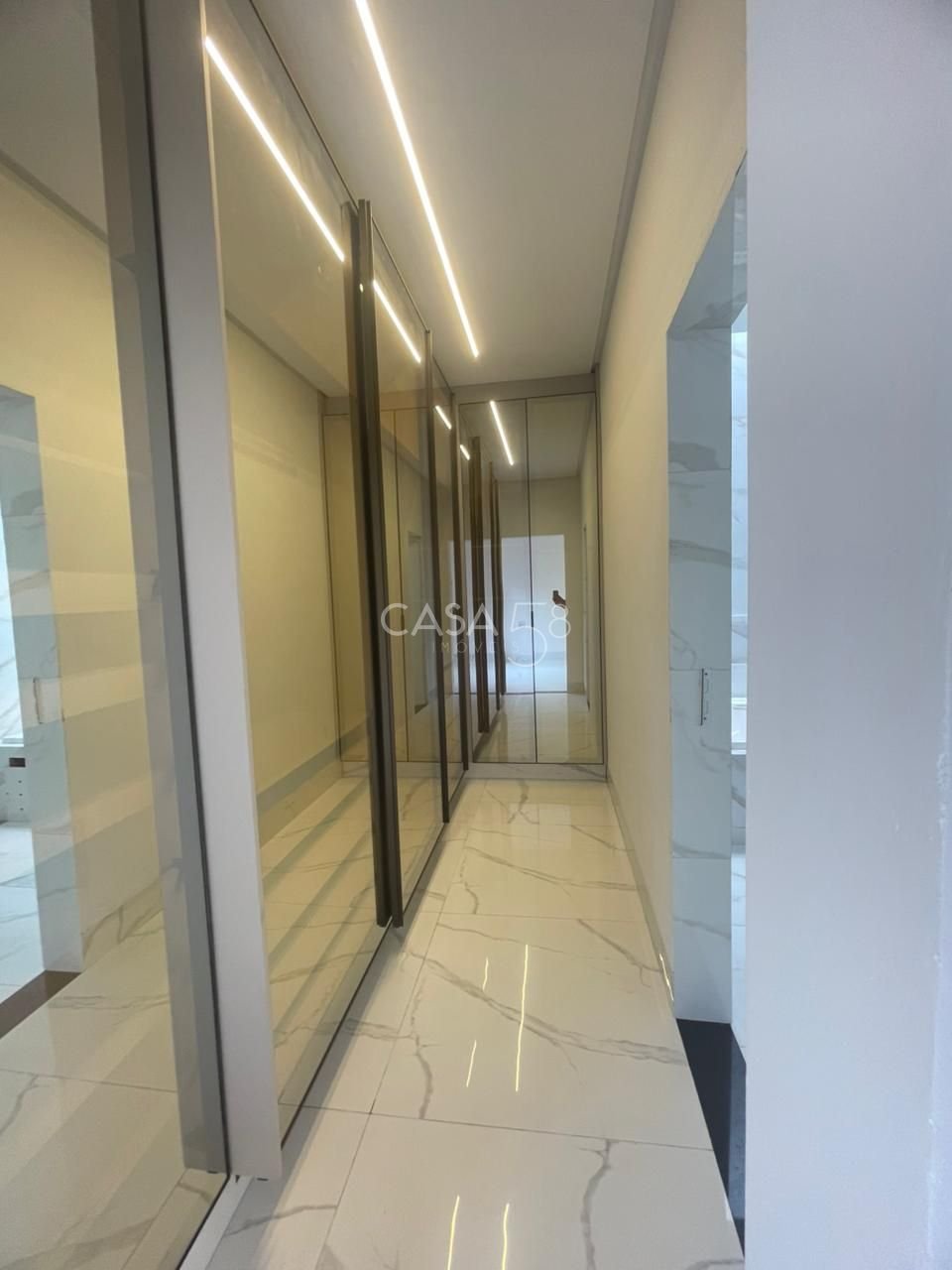 Casa de Alto Padrão com 4 Suítes e 235m², Portal do Sol Garden, Varanda