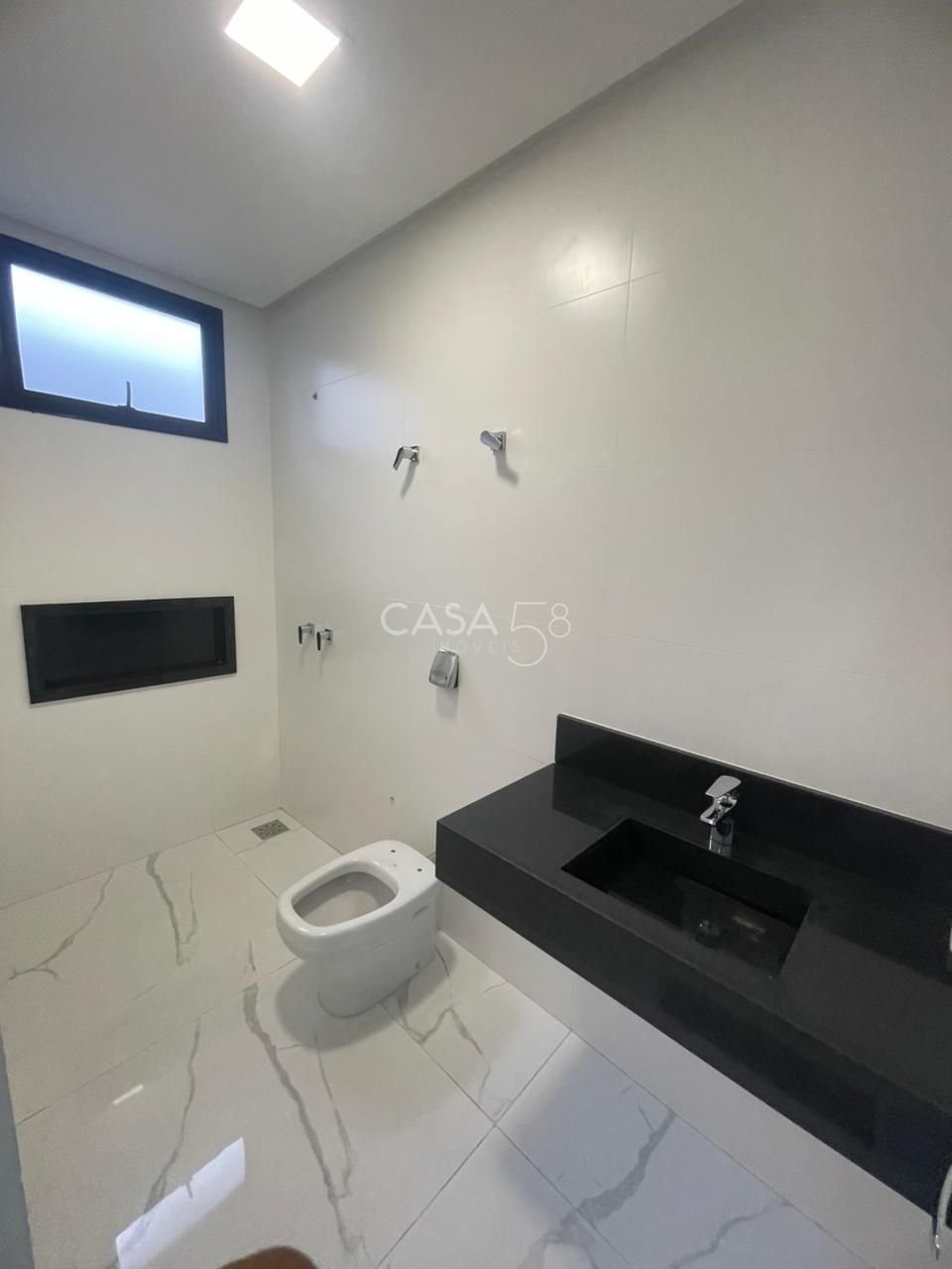 Casa de Alto Padrão com 4 Suítes e 235m², Portal do Sol Garden, Varanda