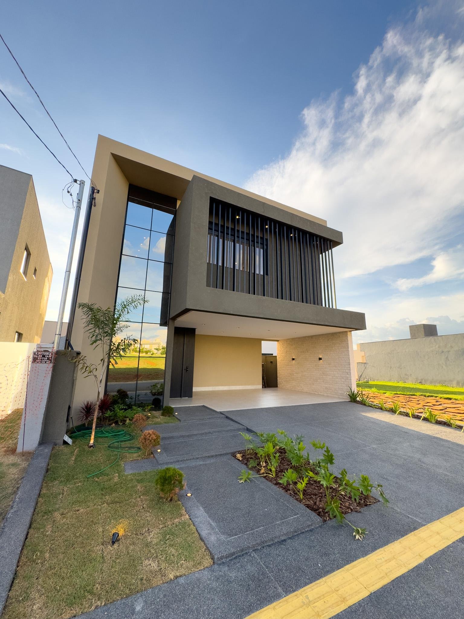 Sobrado de Alto Padrão com 4 Suítes - Condomínio Jardins Capri